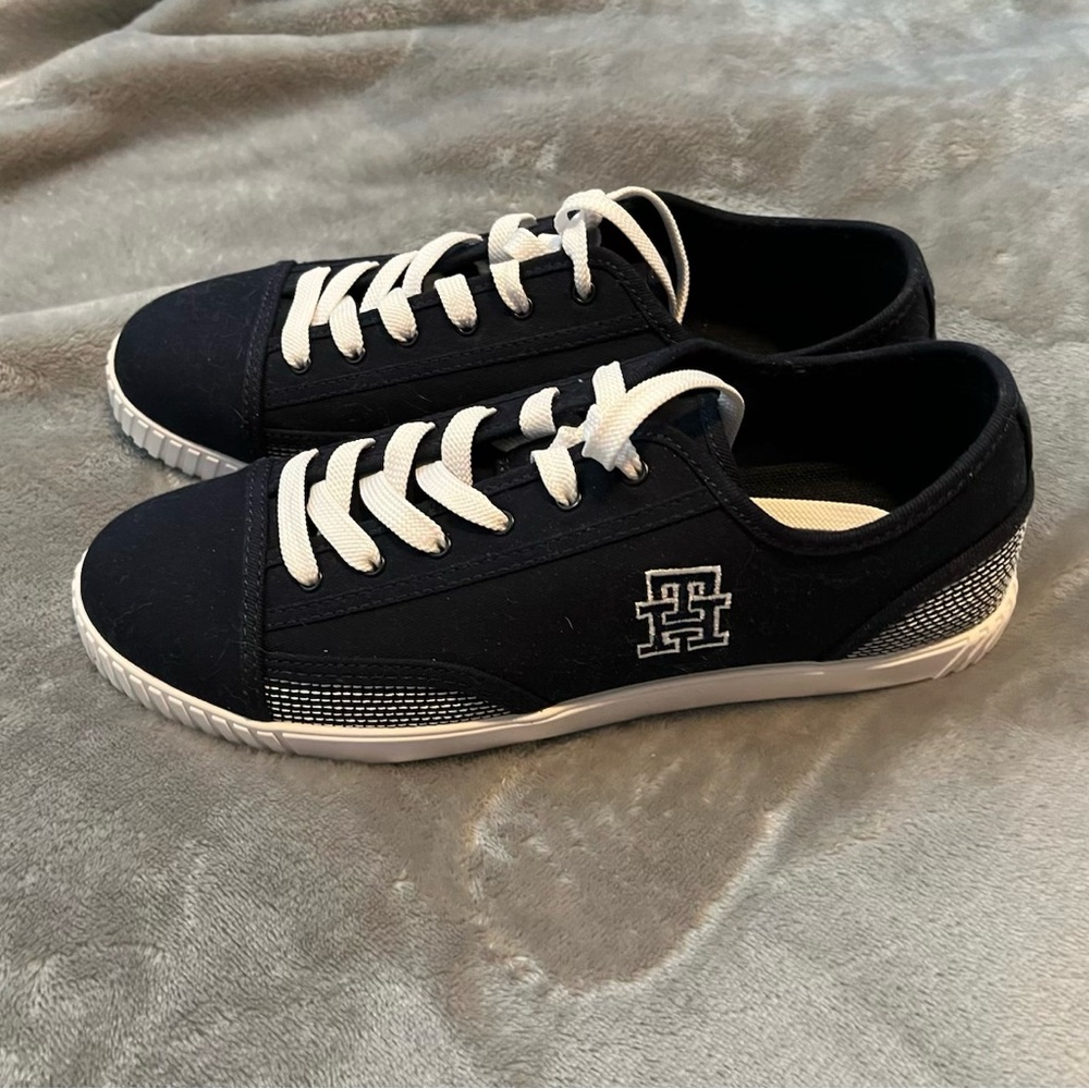 NWOT Tommy Hilfiger Men's Navy and White Sneakers